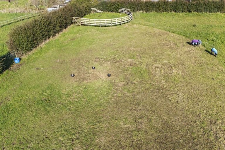 Photo of property in 16 Castle Street, Eltham, 4322