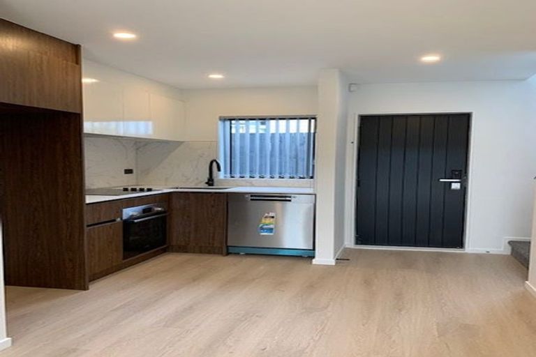 Photo of property in 6/72 Tiraumea Drive, Pakuranga, Auckland, 2010