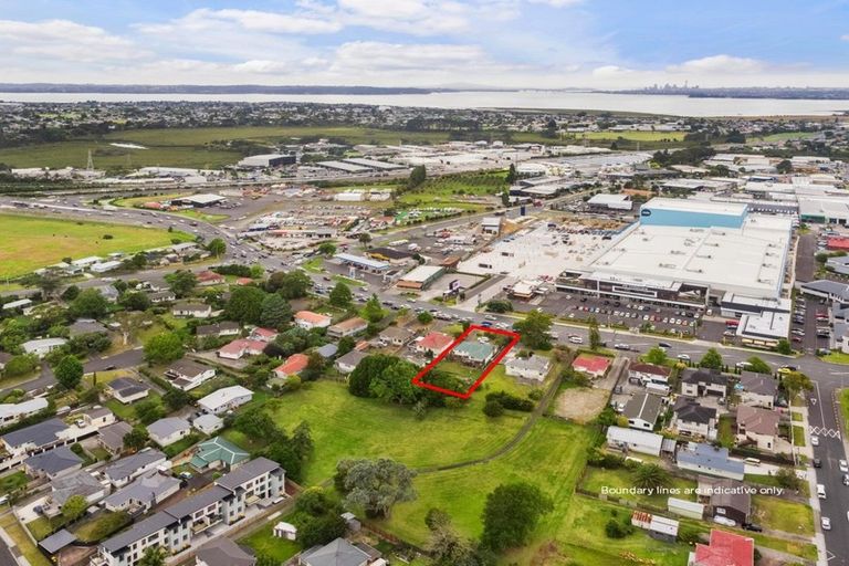 Photo of property in 302 Lincoln Road, Henderson, Auckland, 0610