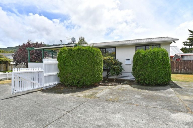 Photo of property in 10 Memphis Grove, Totara Park, Upper Hutt, 5018