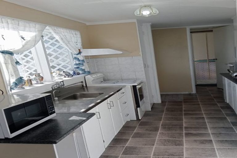 Photo of property in 11 Iredale Road, Hawera, 4610