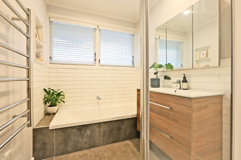 Photo of property in 10 Carl Avenue, Havelock North, 4130