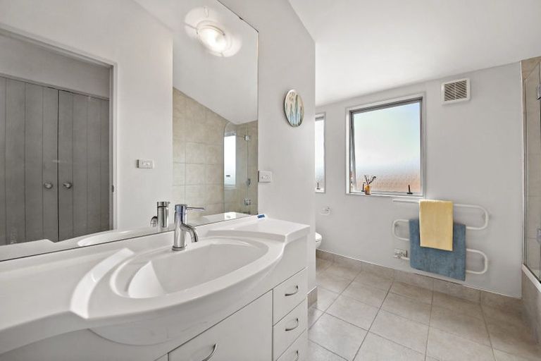 Photo of property in 11 Tolben Place, Golflands, Auckland, 2013