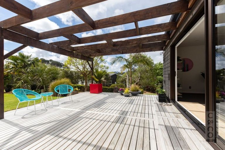 Photo of property in 206 Waitakere Road, Waitakere, Henderson, 0782