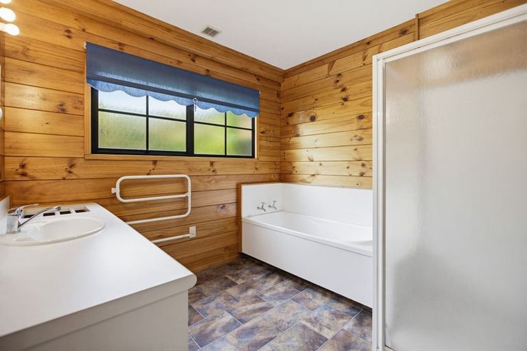 Photo of property in 38 Gemini Place, Kawaha Point, Rotorua, 3010