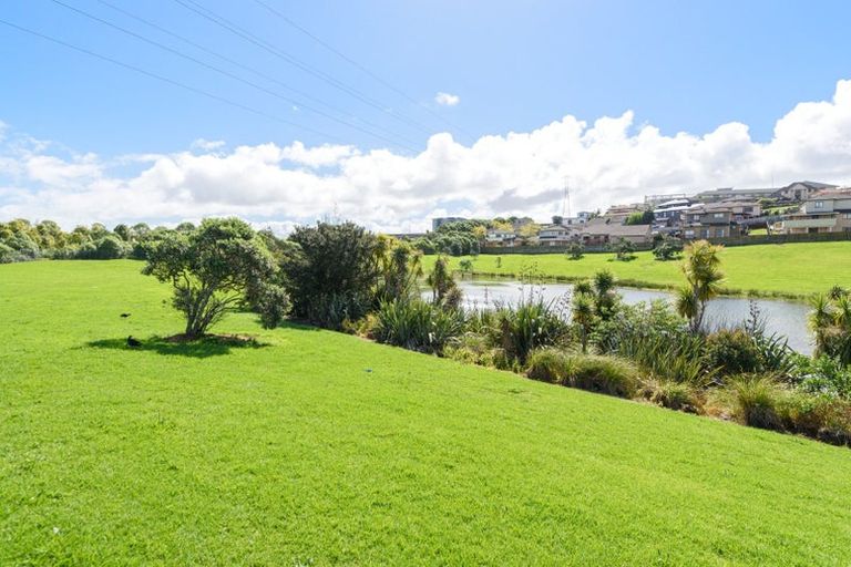 Photo of property in 12 Mediterranean Way, Goodwood Heights, Auckland, 2105