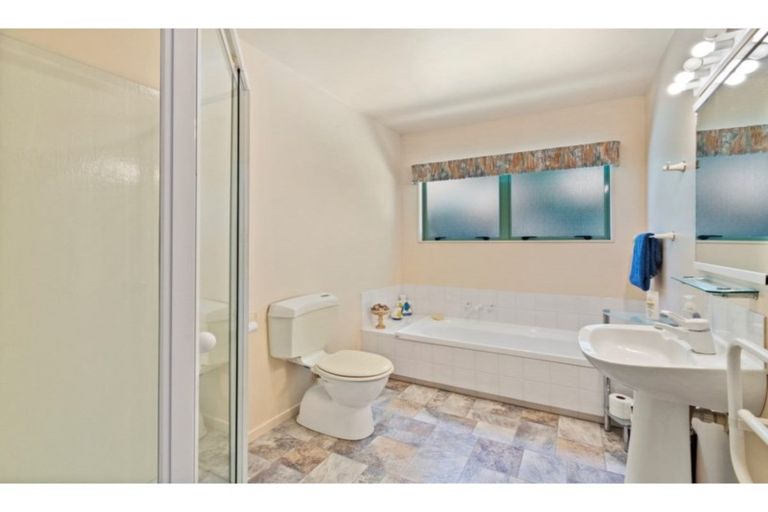 Photo of property in 26 Silkwood Grove, Totara Heights, Auckland, 2105