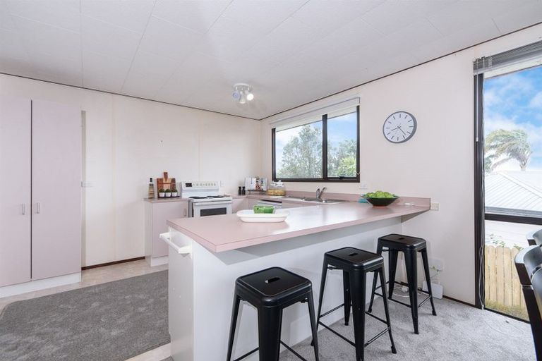 Photo of property in 72 Totaravale Drive, Totara Vale, Auckland, 0629