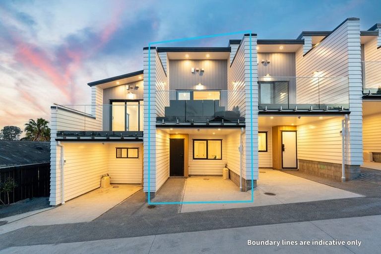 Photo of property in 3/14 Sabot Place, Massey, Auckland, 0614