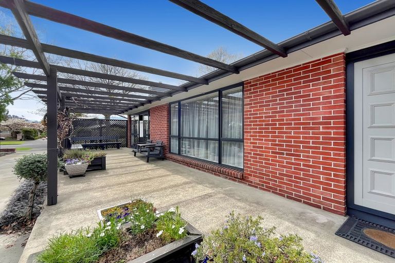 Photo of property in 17 Burnside Crescent, Burnside, Christchurch, 8053
