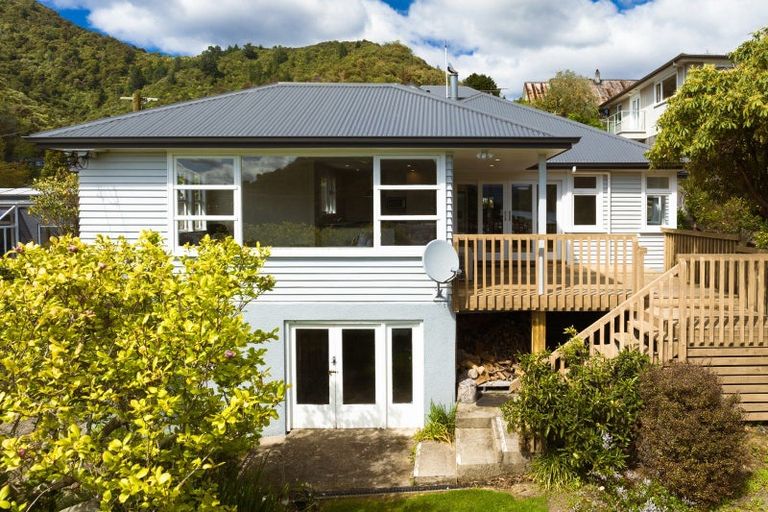 Photo of property in 34 Waikawa Road, Picton, 7220