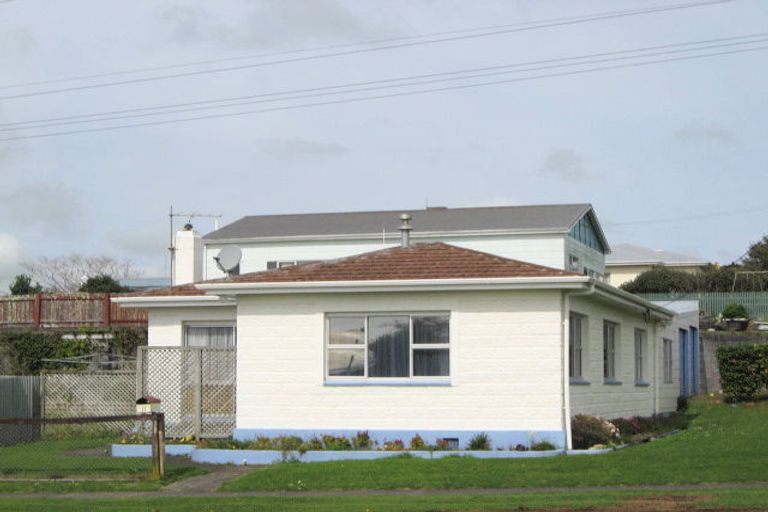 Photo of property in 11 High Street West, Waitara, 4320