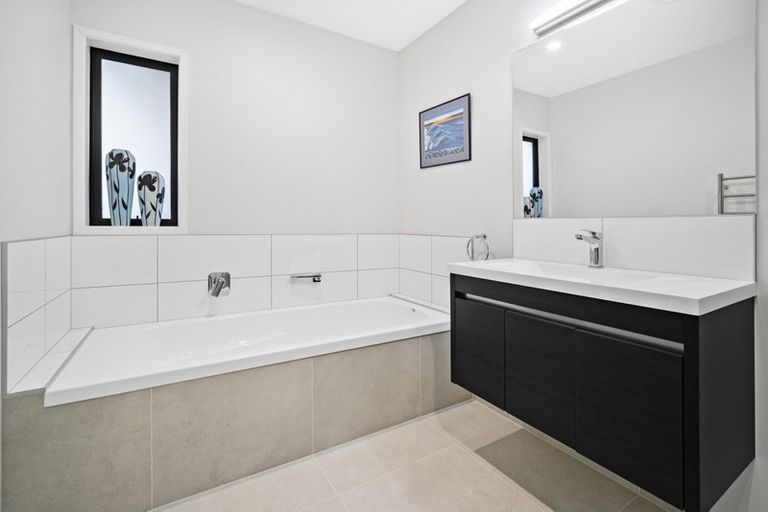 Photo of property in 8 Greenridge Lane, Merrilands, New Plymouth, 4312