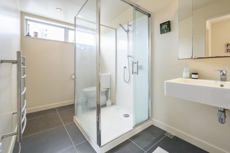 Photo of property in 30 Tiketike Way, Brooklyn, Wellington, 6021