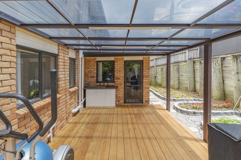 Photo of property in 21 Andover Way, Goodwood Heights, Auckland, 2105