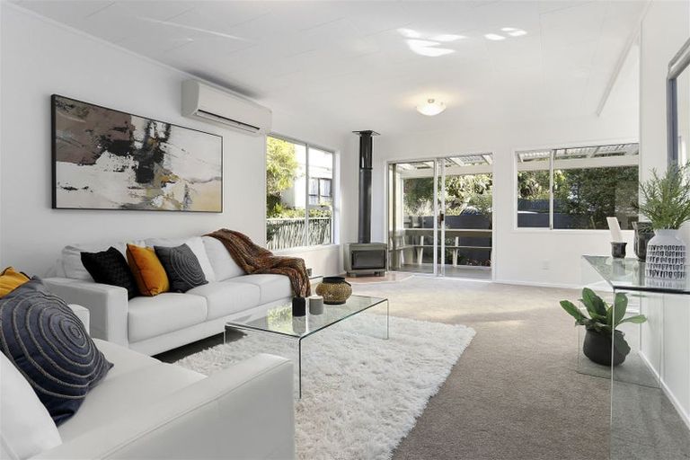 Photo of property in 1/8 Tallington Crescent, Torbay, Auckland, 0630