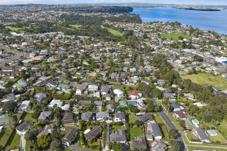 Photo of property in 7a Halcombe Place, Green Bay, Auckland, 0604