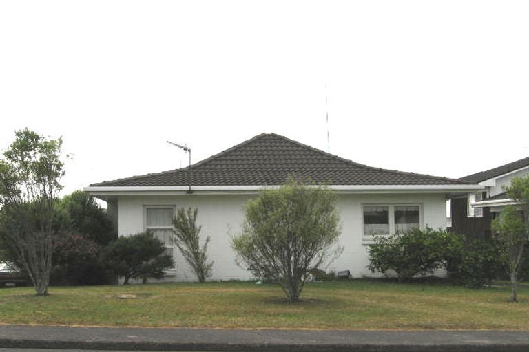 Photo of property in 2/42 Butterworth Drive, Glendene, Auckland, 0602