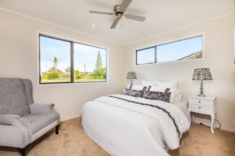 Photo of property in 162 Luckens Road, West Harbour, Auckland, 0618