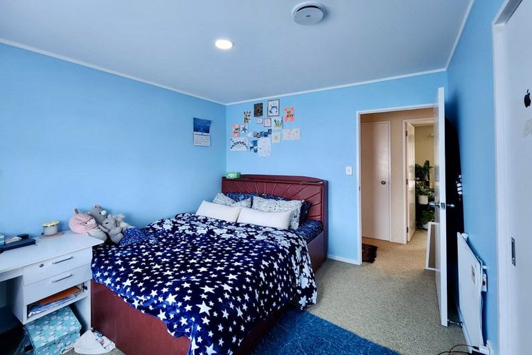 Photo of property in 9 Killygordon Place, Massey, Auckland, 0614