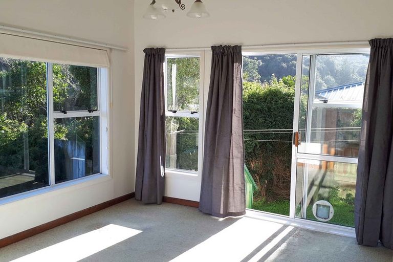 Photo of property in 11 Lucknow Terrace, Khandallah, Wellington, 6035