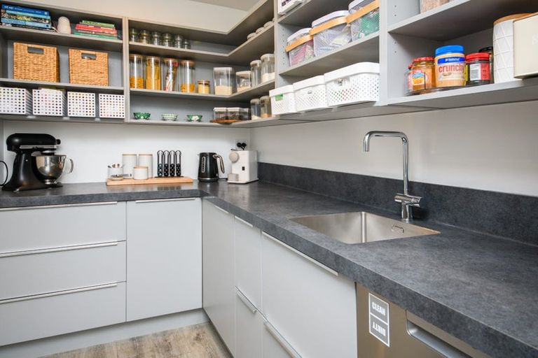 Photo of property in 10 Mediterranean Grove, Fitzherbert, Palmerston North, 4410