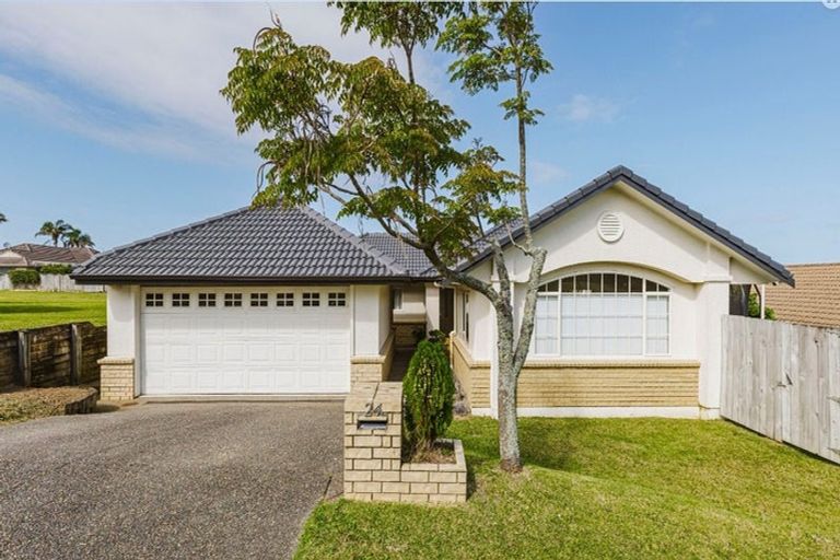 Photo of property in 24 Corta Bella Place, Golflands, Auckland, 2013