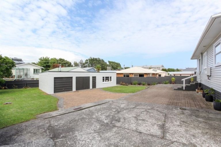 Photo of property in 27 Birdwood Avenue, Moturoa, New Plymouth, 4310