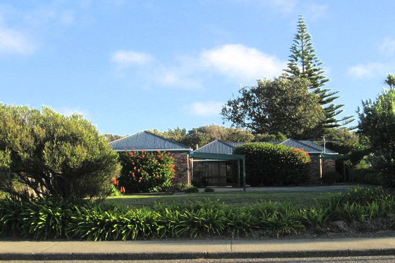 Photo of property in 18 Rauparaha Street, Waikanae Beach, Waikanae, 5036
