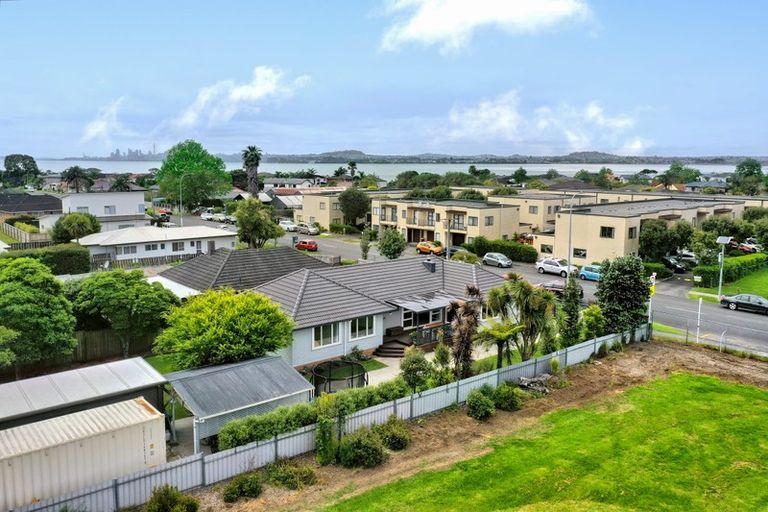 Photo of property in 14 Harbour View Road, Te Atatu Peninsula, Auckland, 0610