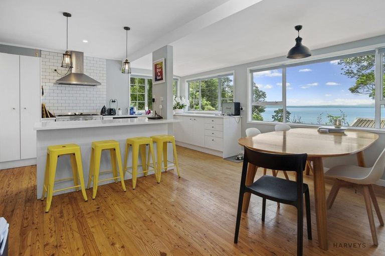 Photo of property in 8 Kauri Point Road, Laingholm, Auckland, 0604