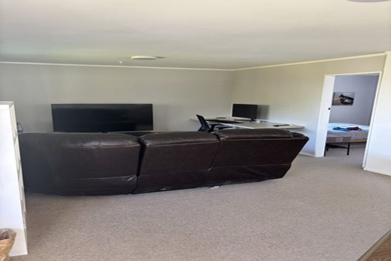 Photo of property in 10 Arahanga Grove, Maupuia, Wellington, 6022