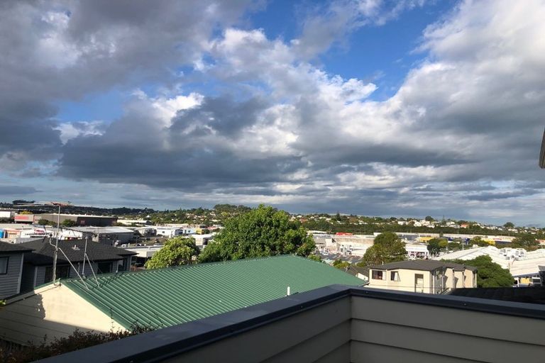 Photo of property in 10c Woodall Place, Totara Vale, Auckland, 0627