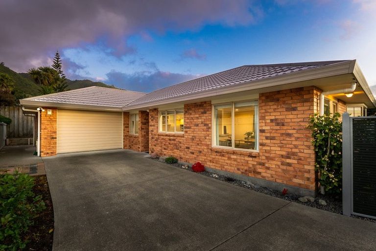 Photo of property in 15 Balmerino Grove, Waikanae, 5036