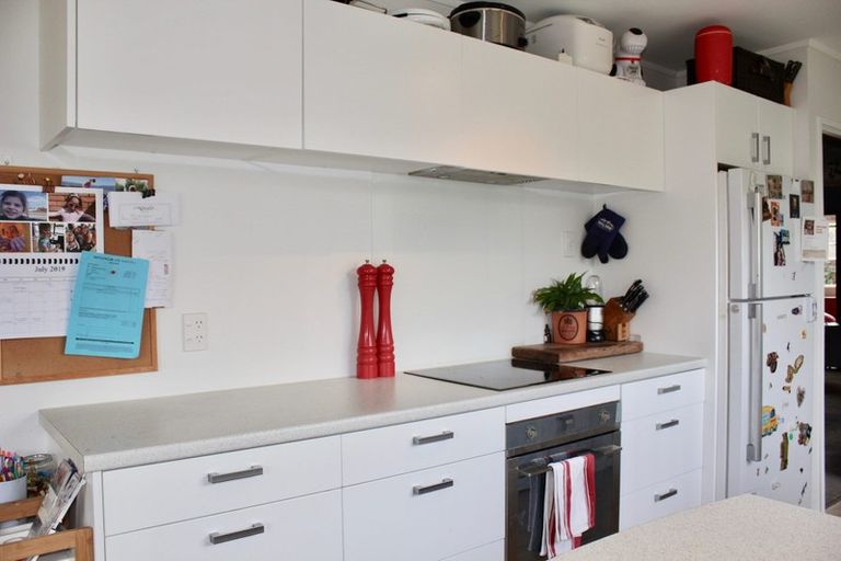 Photo of property in 58 Taipari Road, Te Atatu Peninsula, Auckland, 0610