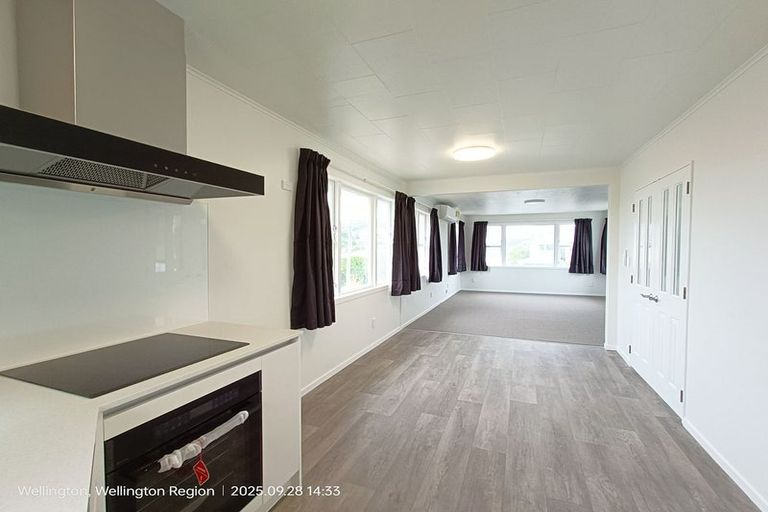 Photo of property in 35 Kenmore Street, Newlands, Wellington, 6037