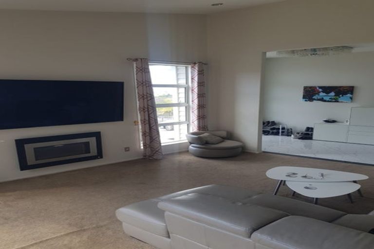 Photo of property in 44 Corricvale Way, Northcross, Auckland, 0630