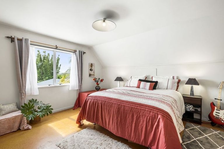Photo of property in 25 Kitewao Street, Northcote, Auckland, 0627