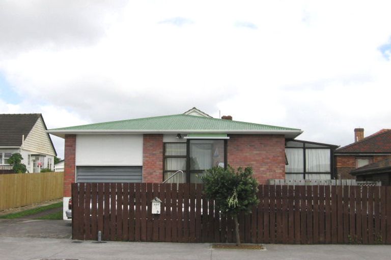 Property details for 1/121 Blockhouse Road, Avondale, Auckland, 1026