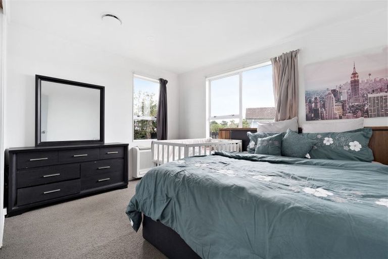 Photo of property in 2/13 Etherton Drive, Weymouth, Auckland, 2103