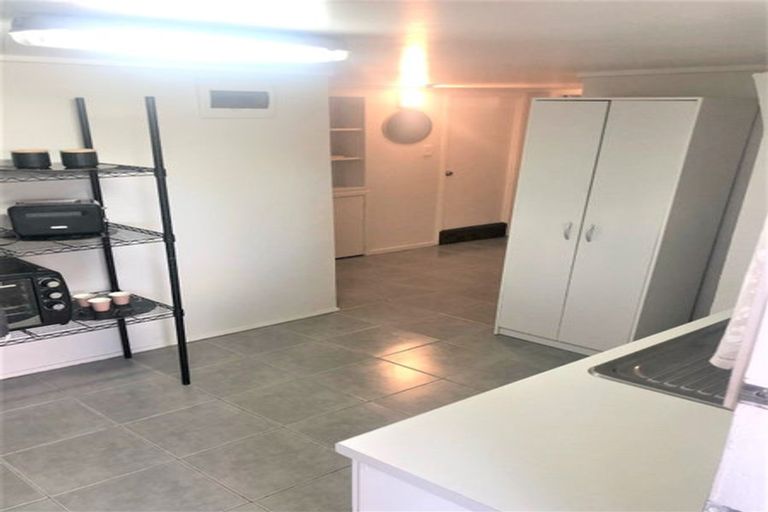 Photo of property in 10 Sylvan Crescent, Te Atatu South, Auckland, 0610