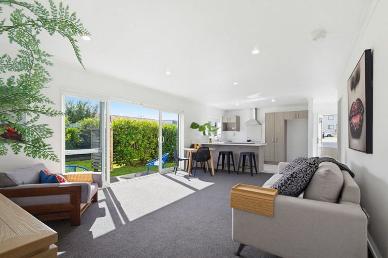 Photo of property in 5 Hetherington Road, Ranui, Auckland, 0612
