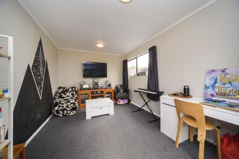 Photo of property in 18 Woburn Place, Takaro, Palmerston North, 4412