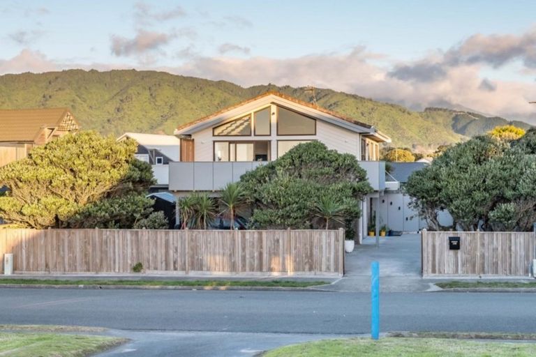 Photo of property in 106 Field Way, Waikanae Beach, Waikanae, 5036