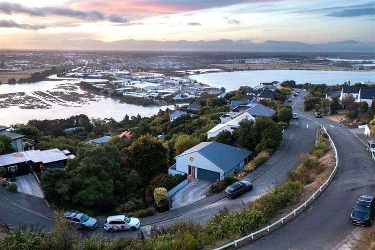 Photo of property in 106 Cannon Hill Crescent, Mount Pleasant, Christchurch, 8081