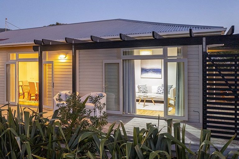 Photo of property in 36 Aperahama Street, Paekakariki, 5034
