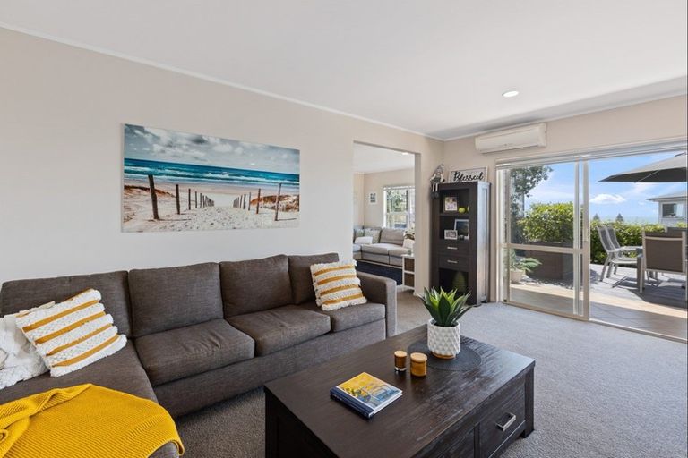 Photo of property in 13 Orewa Heights Crescent, Orewa, 0931