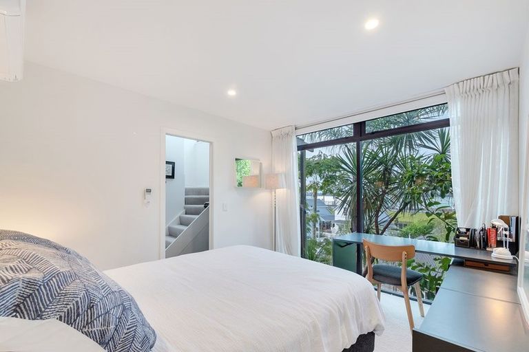 Photo of property in 1/3 Beach Road, Northcote Point, Auckland, 0627