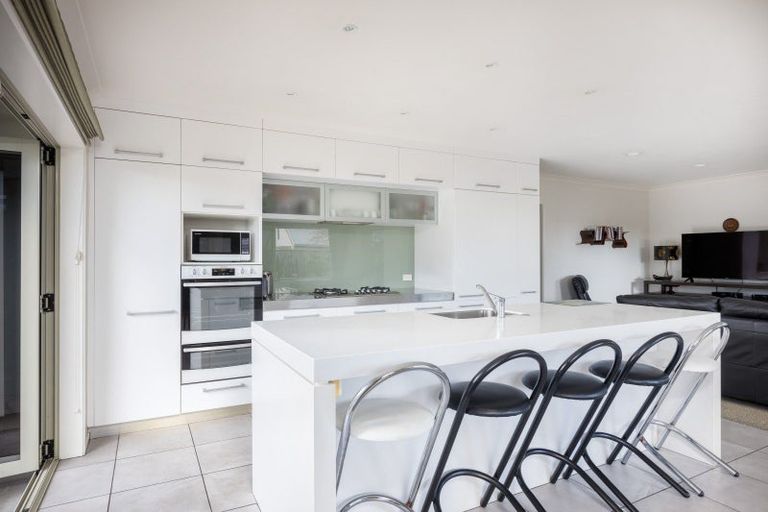 Photo of property in 12 Montrose Place, Highlands Park, New Plymouth, 4312