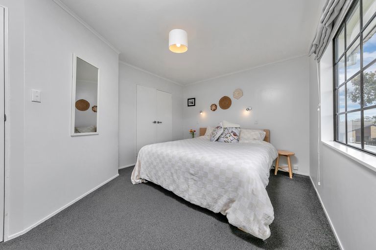 Photo of property in 2/77 Atkinson Road, Titirangi, Auckland, 0604